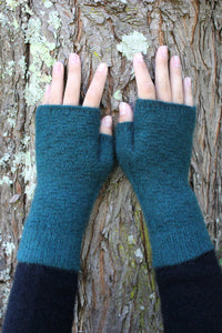 Fingerless Mitten in a textured knit - keeps your fingers free to use your electronic devices whilst your hand is toasty warm. Lothlorain. Possum Merino. Made in New Zealand