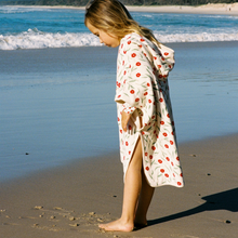 Load image into Gallery viewer, Chidl wearing Poncho towel from nature baby in joiette print